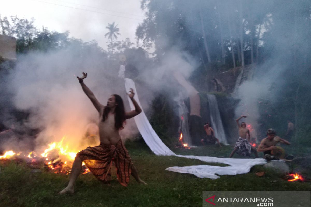 Belasan seniman performa gerak "Mbuka Lumbung Gunung" di Sungai Senowo