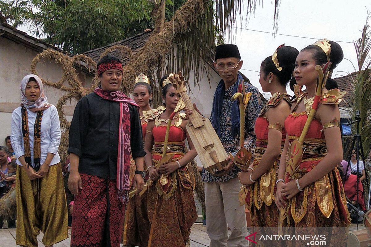 Museum Lima Gunung koleksi gambus bambu Slamet Gundono