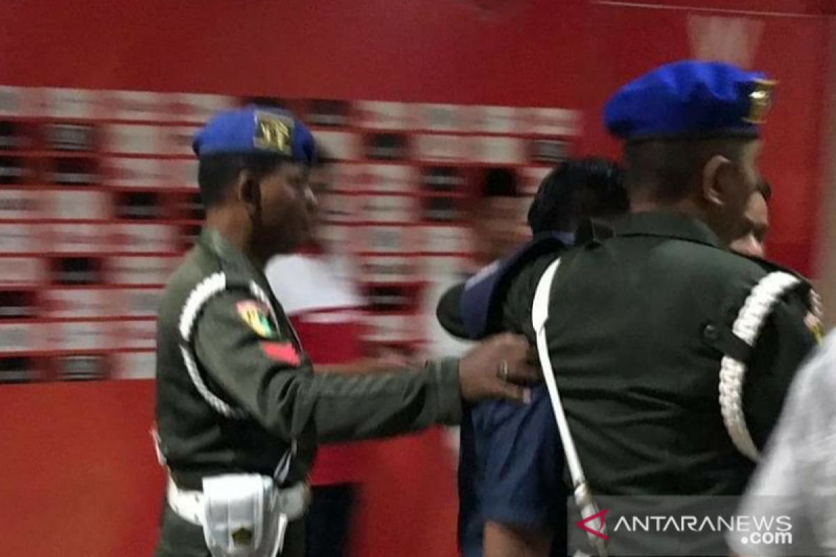 Aparat Polres Pamekasan tangkap ofisial PSM bawa senjata api