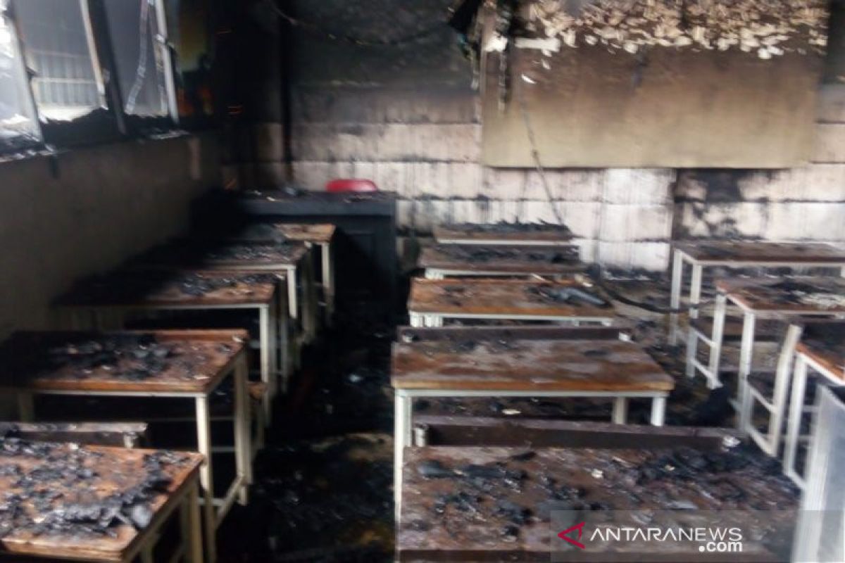 Bangunan sekolah di Meruya terbakar