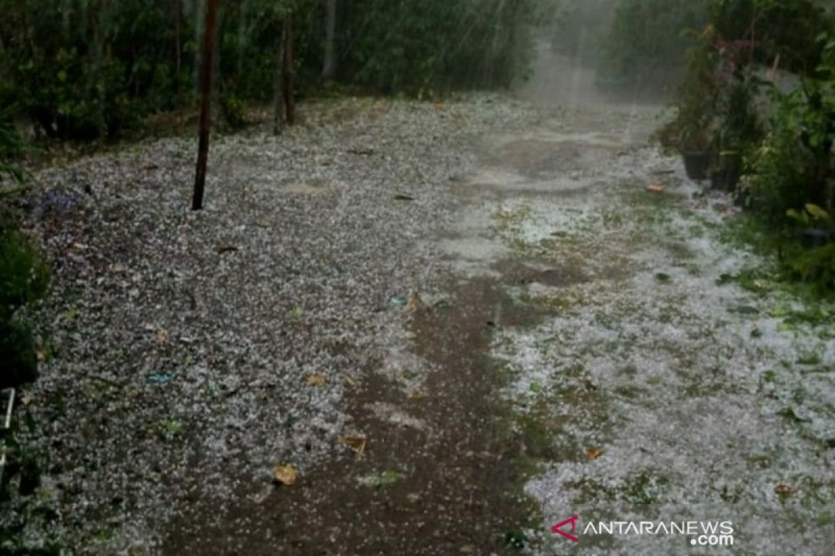 Fenomena hujan es kembali landa beberapa desa di Aceh