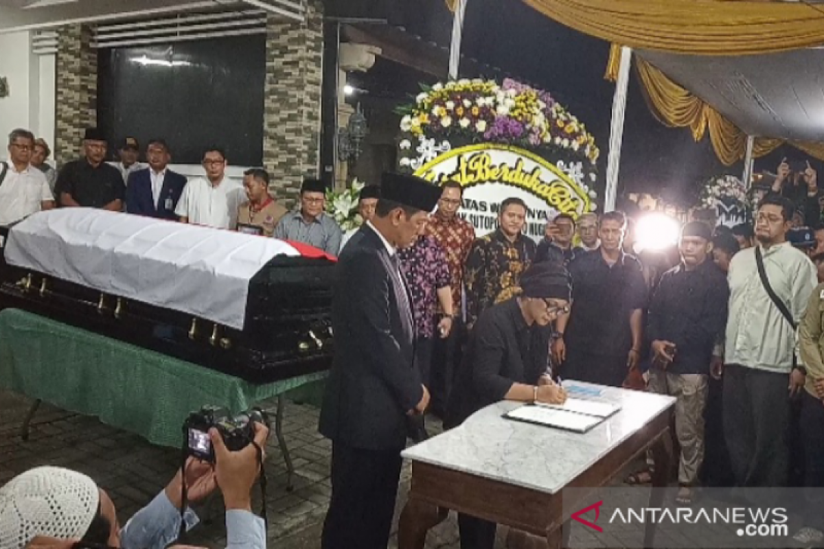 Diserahkan pada keluarga, jenazah Sutopo langsung dimandikan