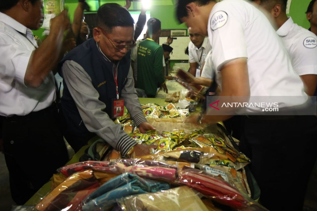 PPIH Surabaya amankan 23 koper berisi rokok dan obat tradisional