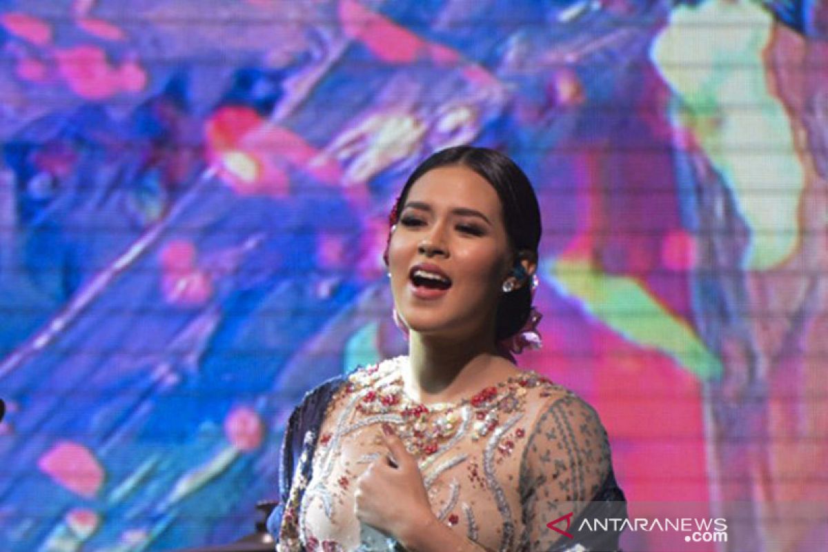 Raisa berbelasungkawa atas meninggalnya Sutopo Purwo Nugroho