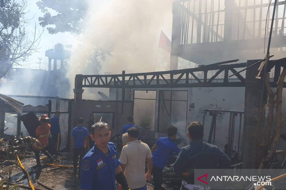 Kebakaran hanguskan tiga rumah di Sario Mando