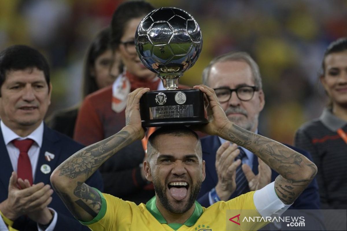 Dani Alves jadi pesepak bola dengan koleksi 40 trofi juara