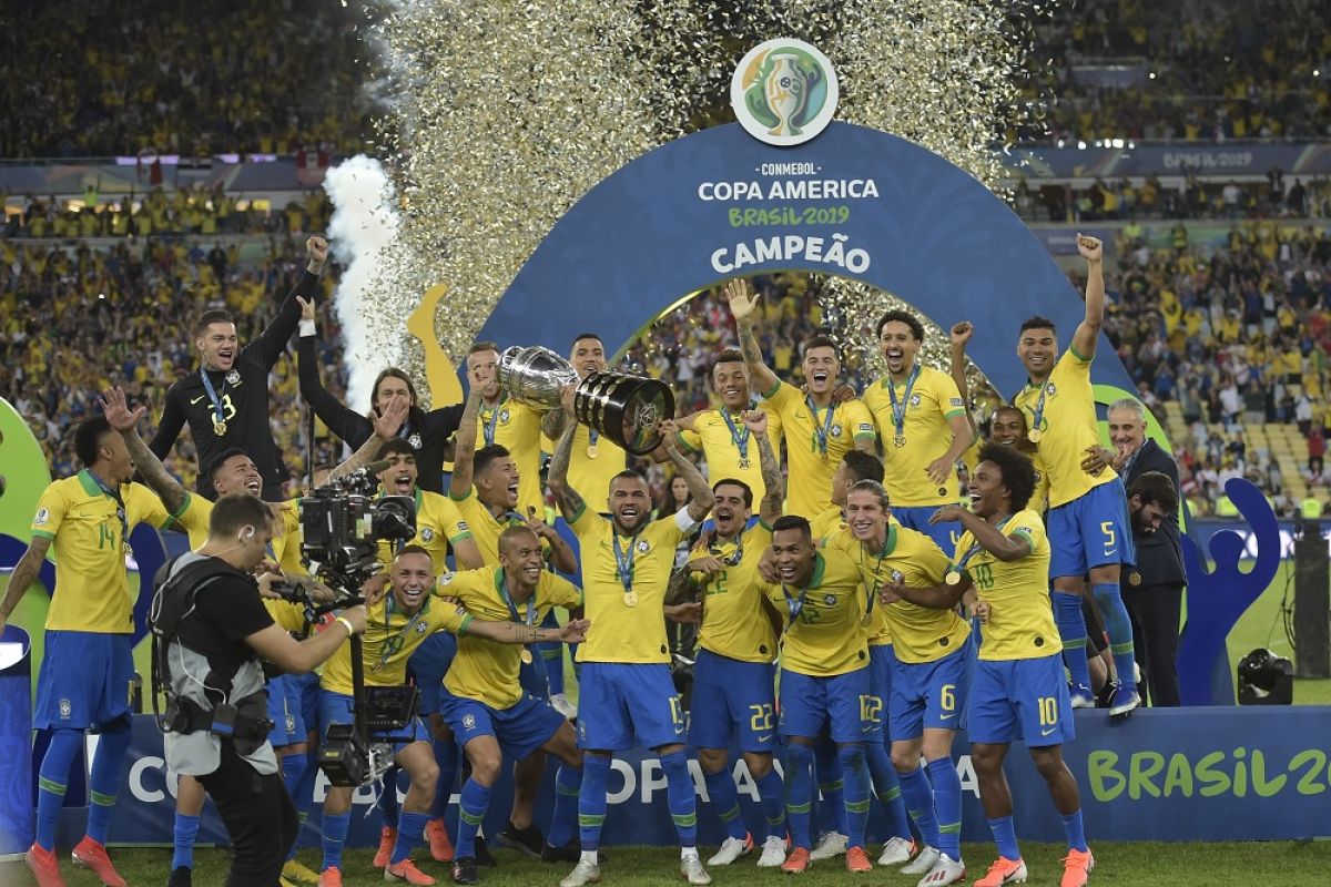 Brasil kini koleksi sembilan trofi