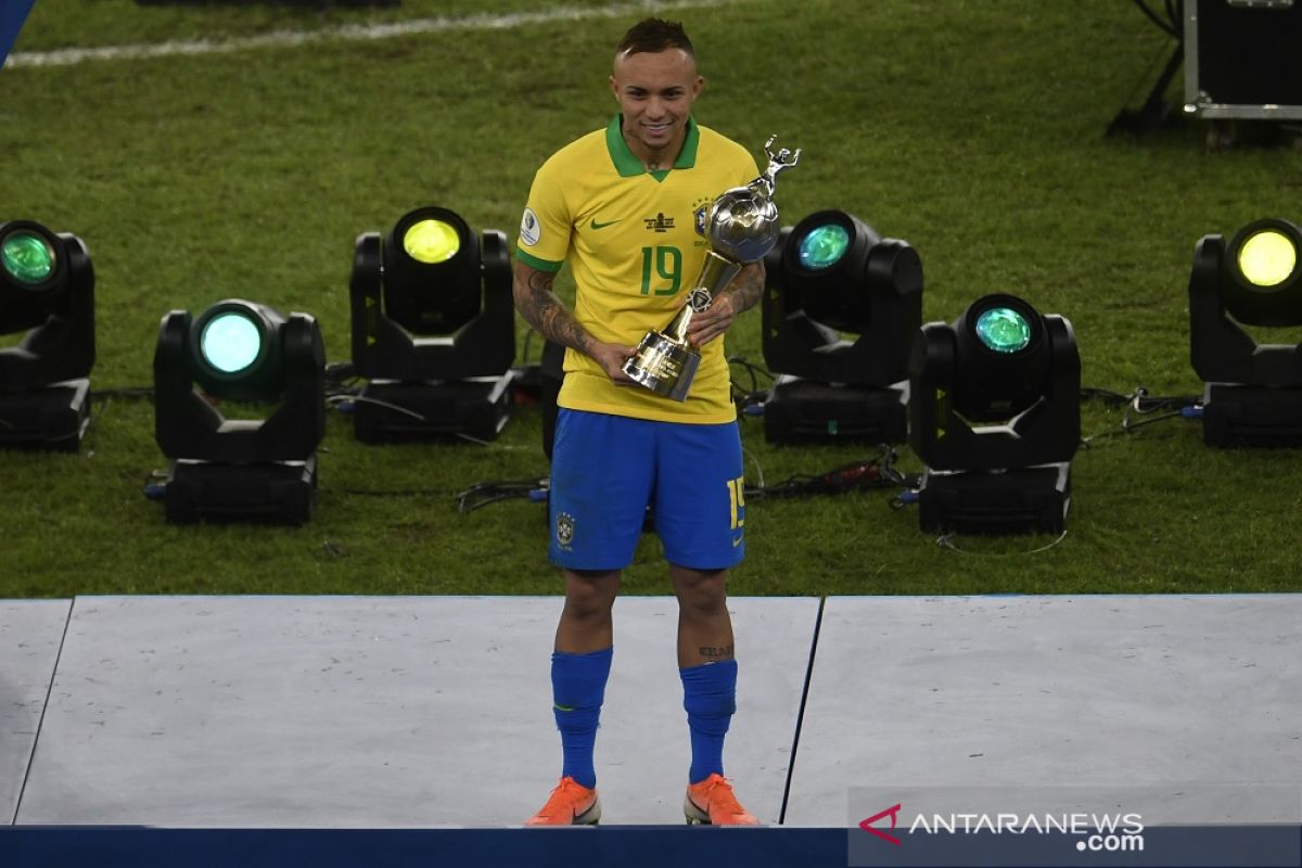 Everton Soares sabet Sepatu Emas dan Pemain Terbaik Final Copa America