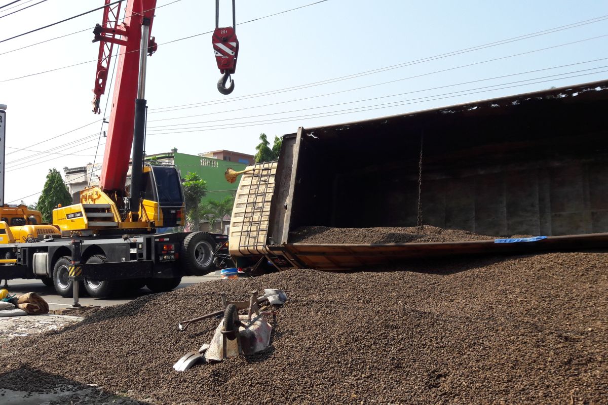 Truk bawa biji kelapa sawit terguling di Jalinsum Stabat