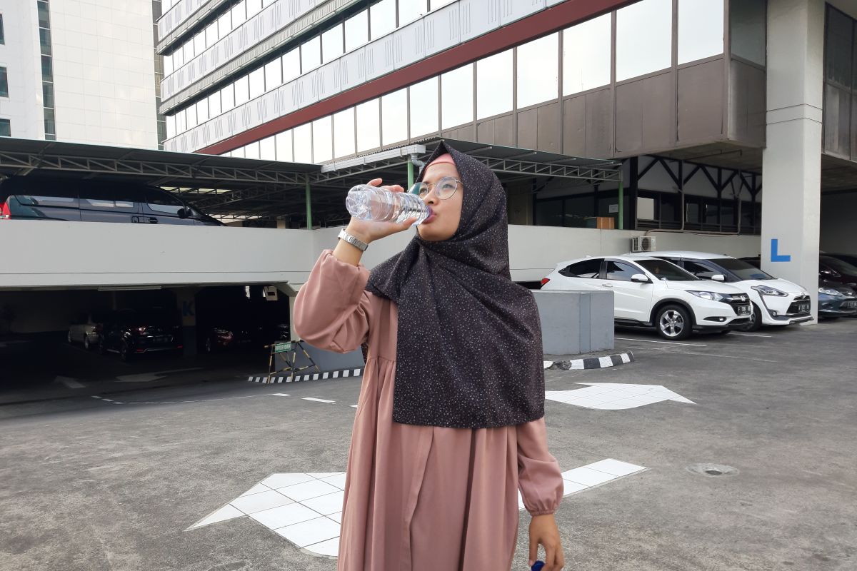 Pakar Gizi:  Masyarakat sebaiknya konsumsi 12 gelas air sehari saat kemarau