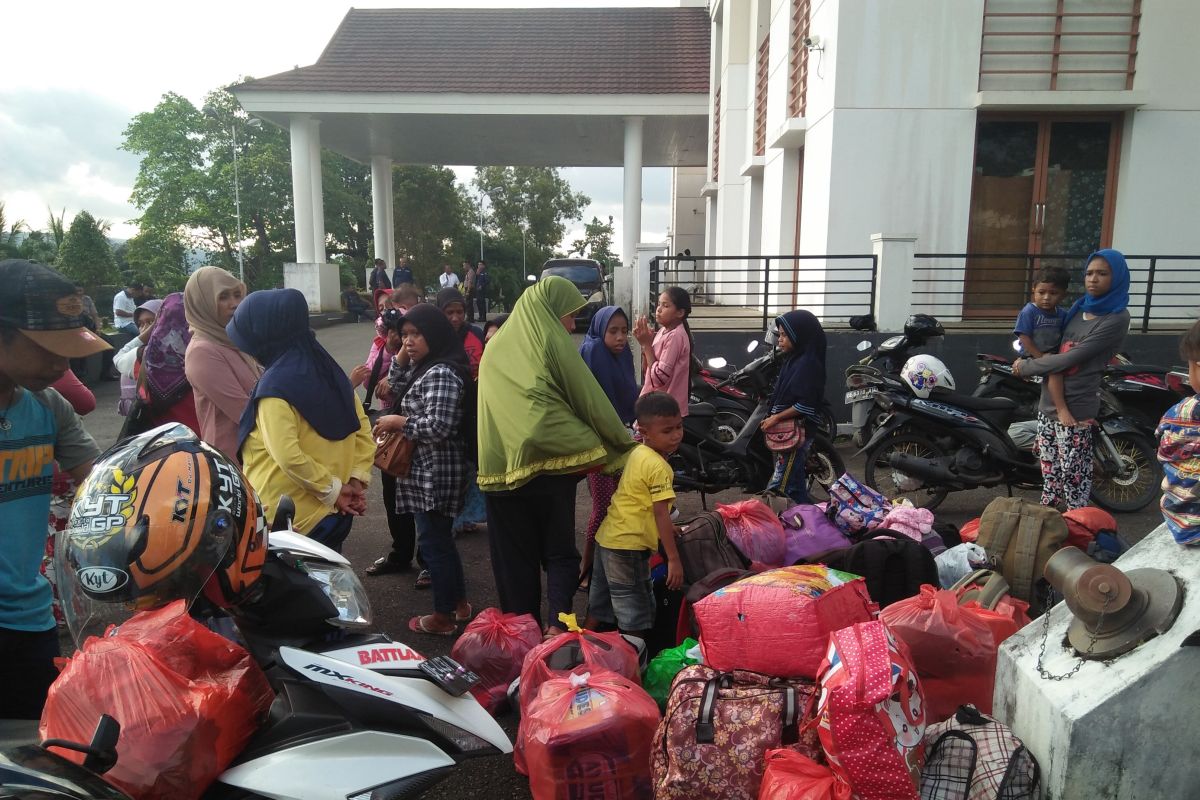 Eks karyawan WLI dan keluarga menginap di Kantor Dewan