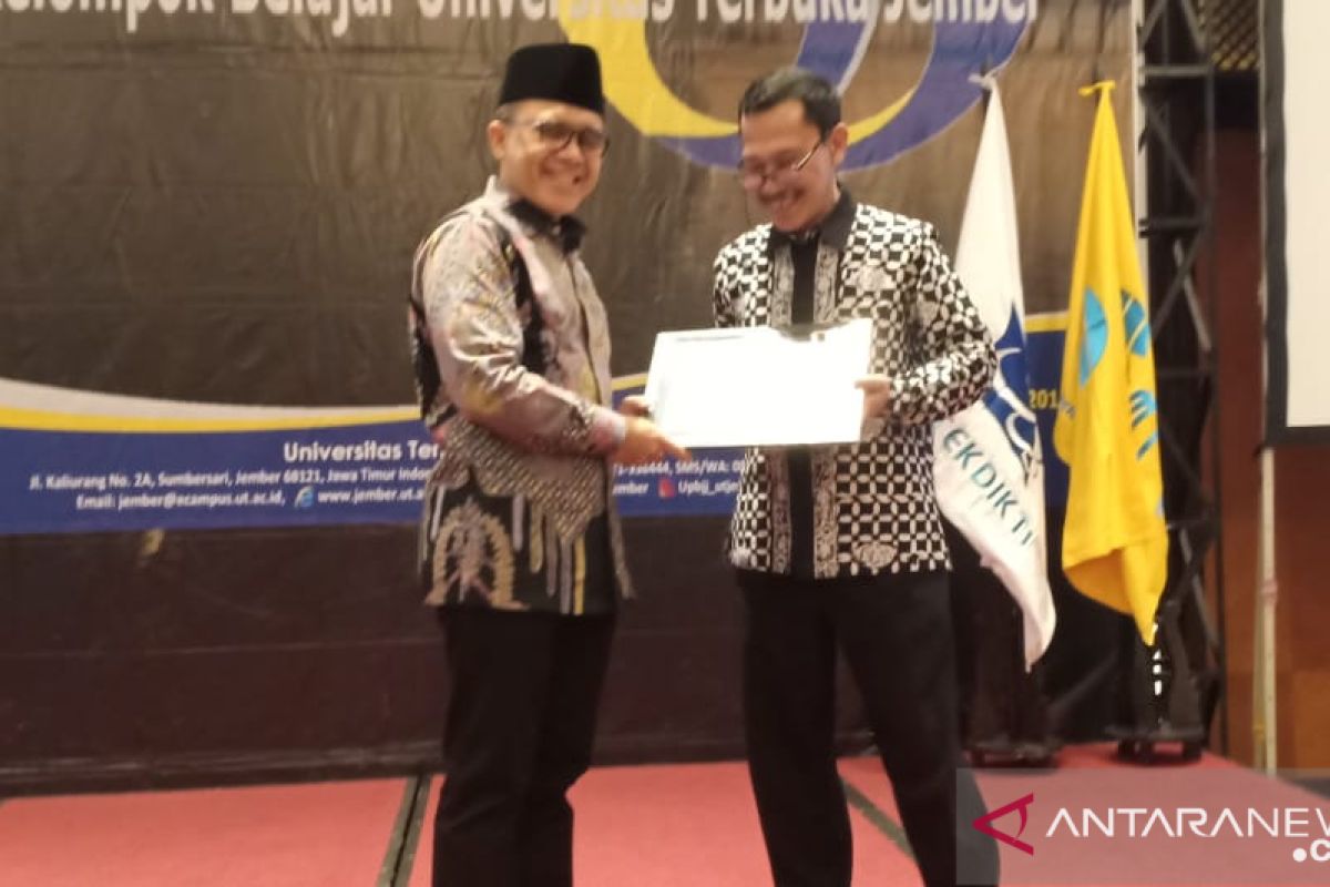 Bupati Banyuwangi peroleh penghargaan pendidikan UT Jember