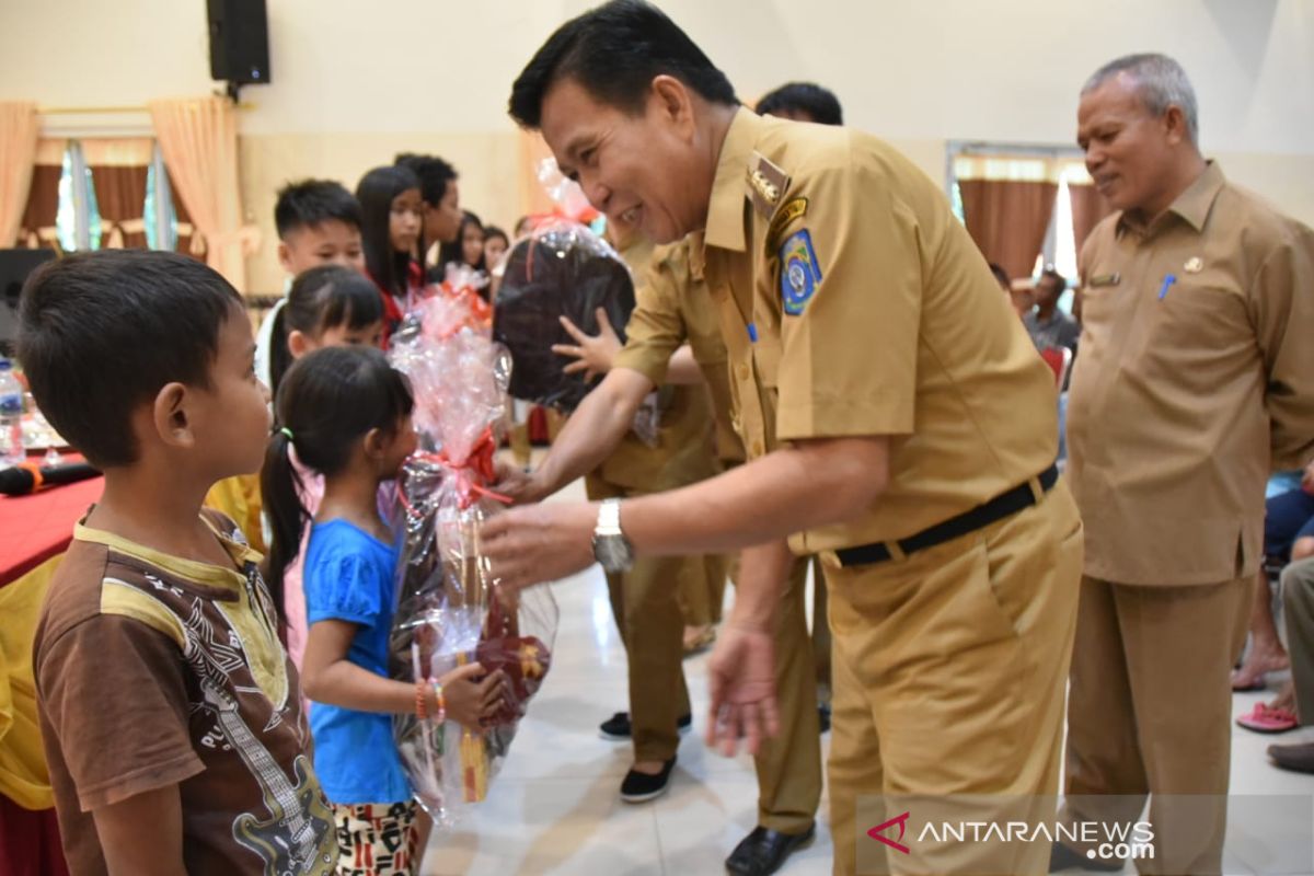 Pemkab Bangka Tengah berikan beasiswa pelajar berprestasi dan kurang mampu