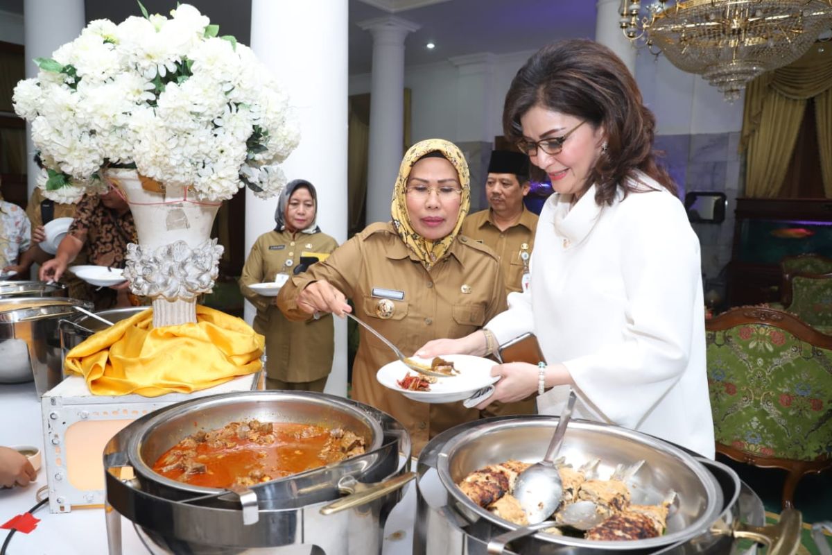 Bupati Minahasa Christiani kagumi kuliner Serang