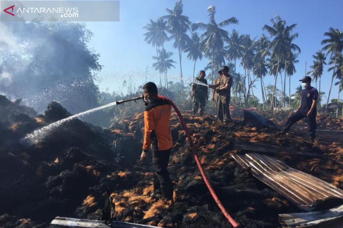 Pabrik sabut kelapa di Penajam terbakar