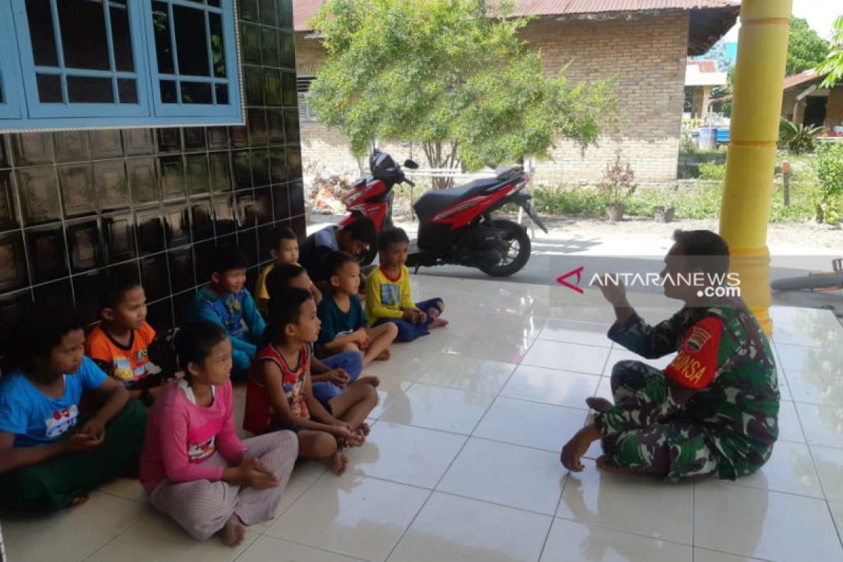 Mengisi liburan sekolah ini yang dilakukan Babinsa Kodim 0204/DS