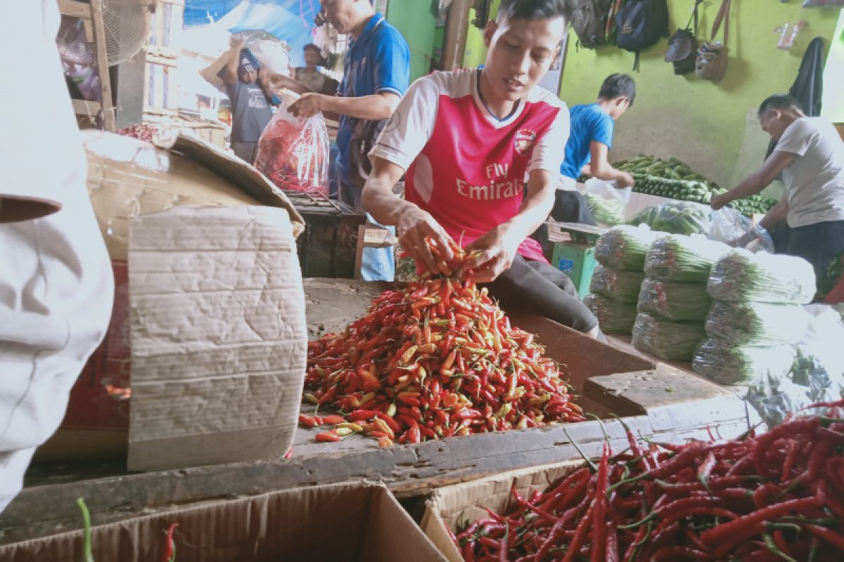 Sejumlah sayur-mayur di Pasar Induk Kramat Jati merangkak naik