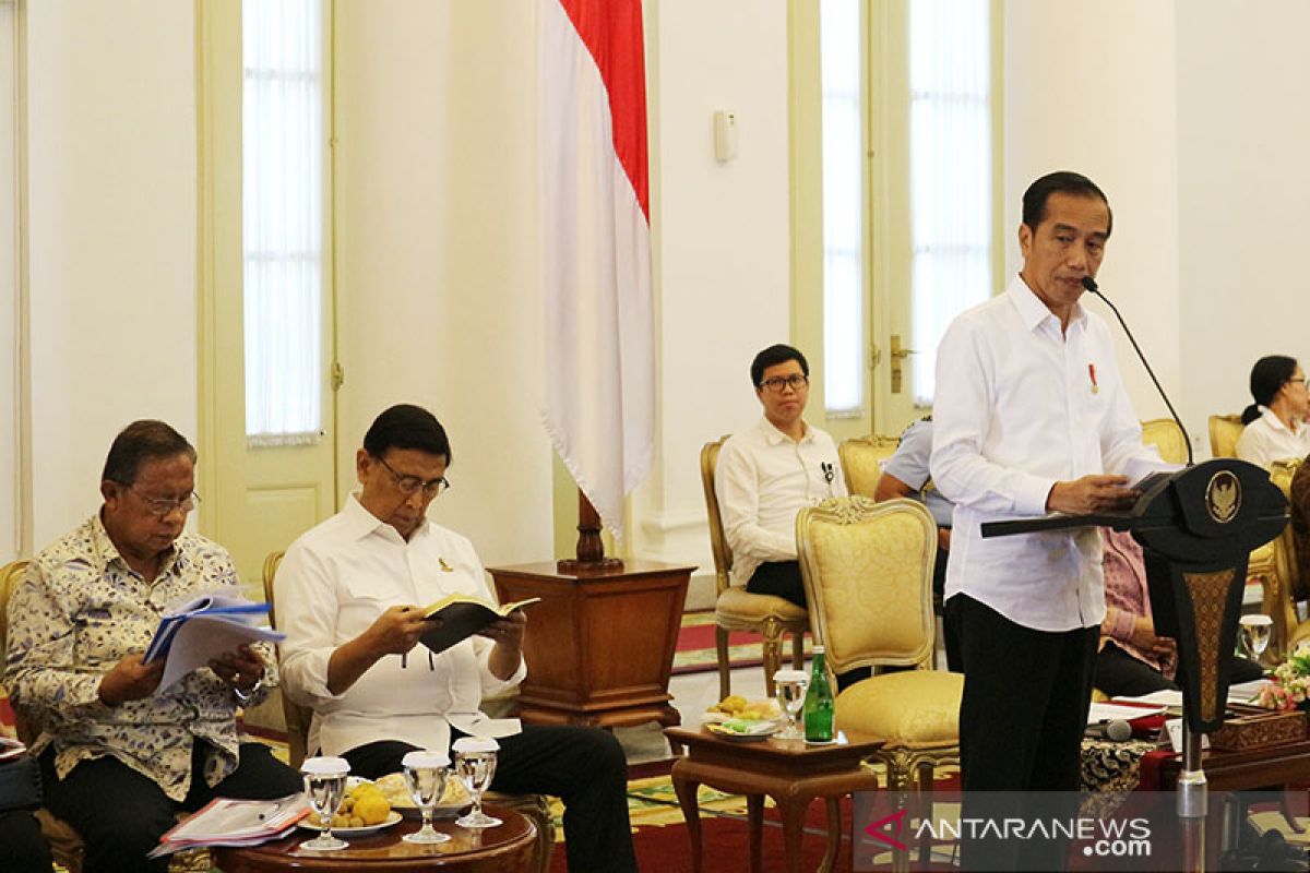 Jokowi: Menteri harus percepat izin usaha ekspor