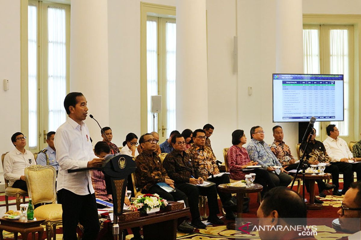 Jokowi desak menteri percepat izin usaha ekspor