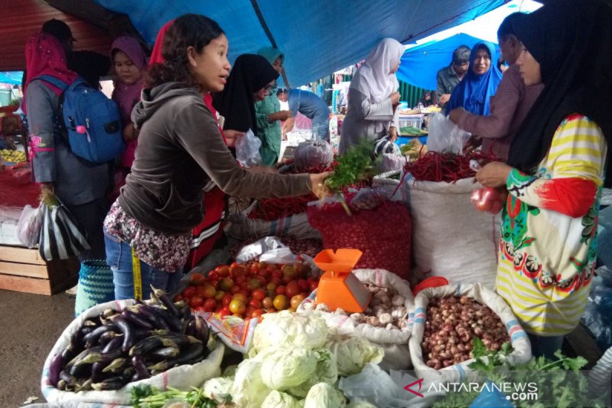 Ibu-ibu di  Dharmasraya Sumbar mengeluh, harga cabai Rp80 ribu per kg