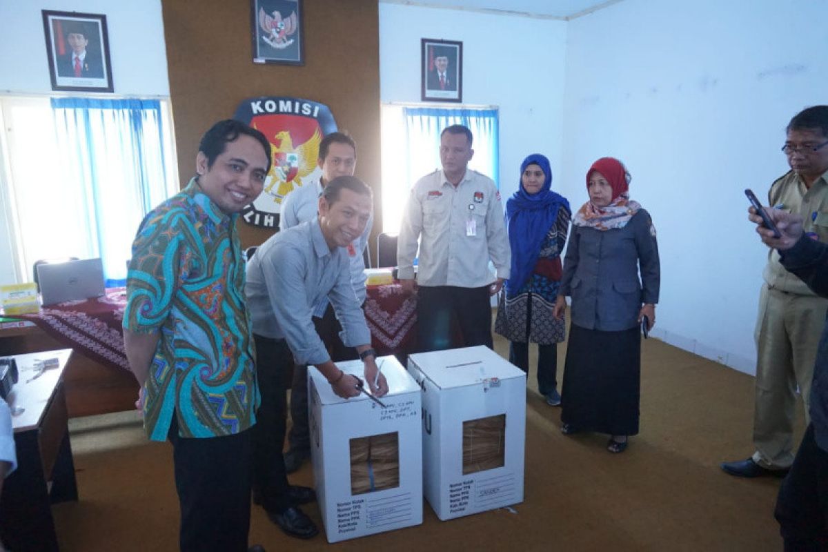 KPU Bantul membuka kotak berisi rekapitulasi pemilih DPT dan DPK