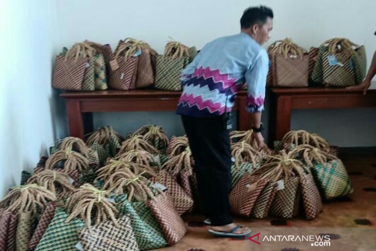 Usai hadiri Harganas pejabat dan Undangan bawa pulang tas purun HSU