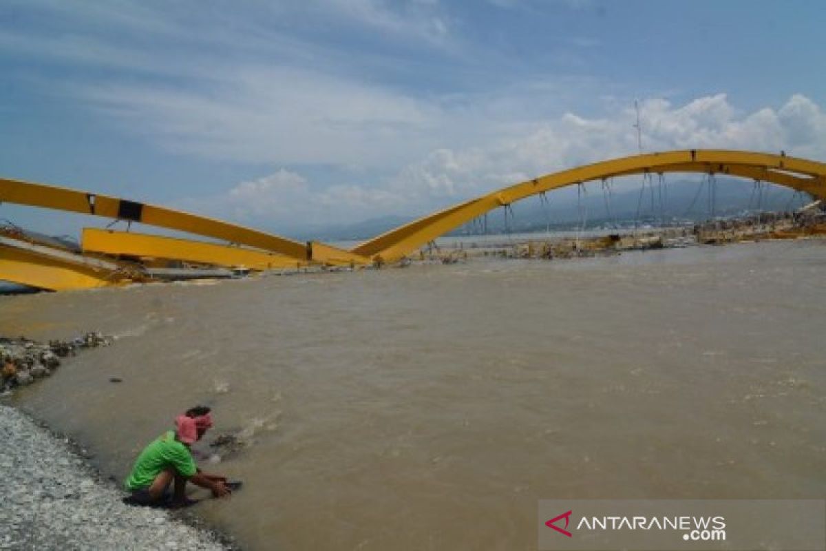 Pemkot lelang puing jembatan Palu IV