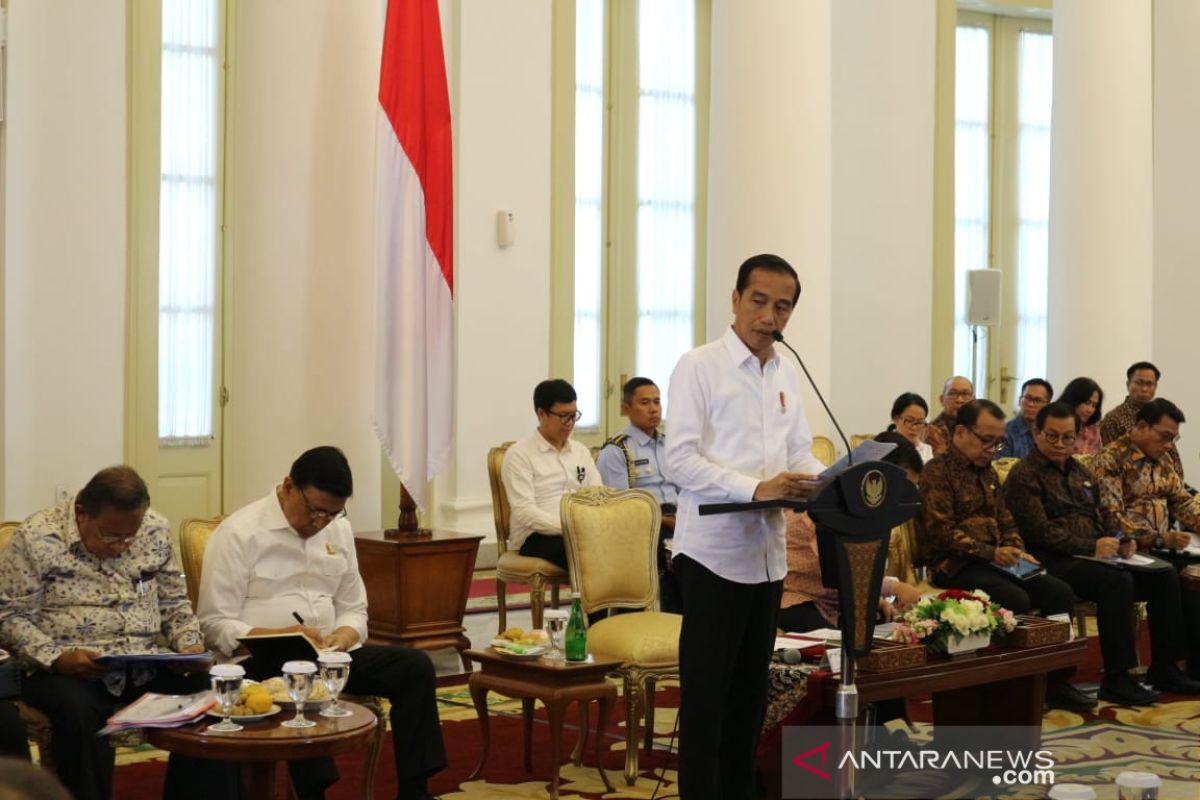 Presiden Jokowi desak menteri percepat izin usaha ekspor