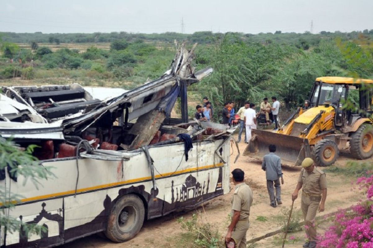 Bus terpental ke luar jalan tol di India tewaskan 28 orang, lukai 18