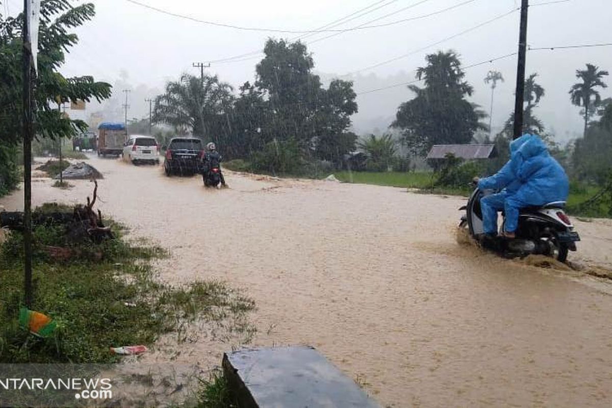 Jalan Padang-Bengkulu tergenang air