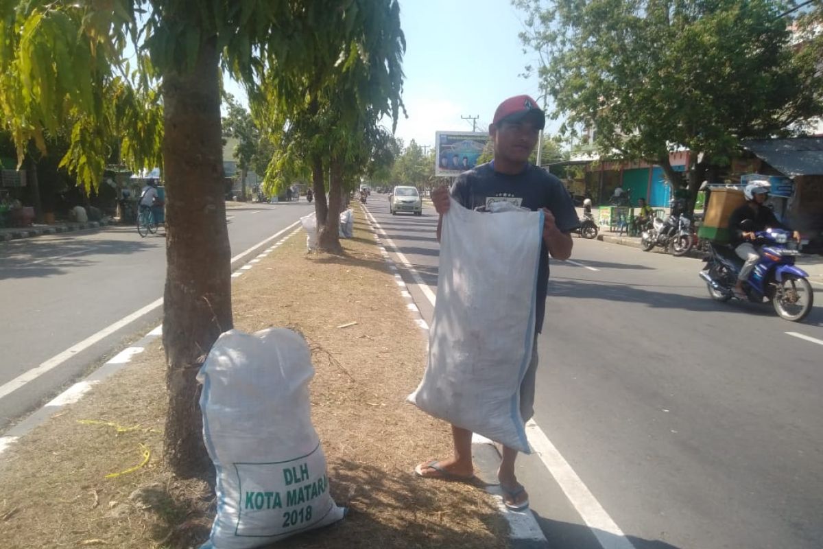 Puluhan karung disiapkan atasi sampah asrama haji Mataram