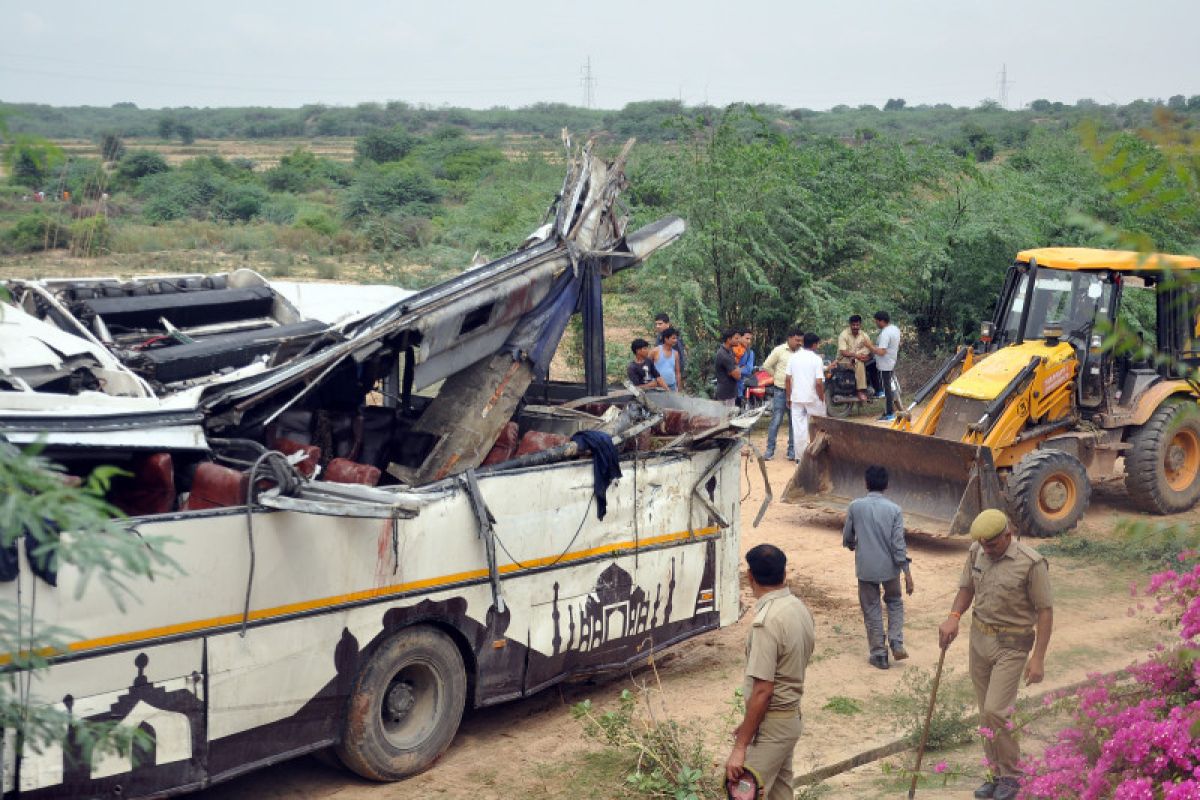 Sopir ngantuk, sebuah bus terpental dan menewaskan 28 orang