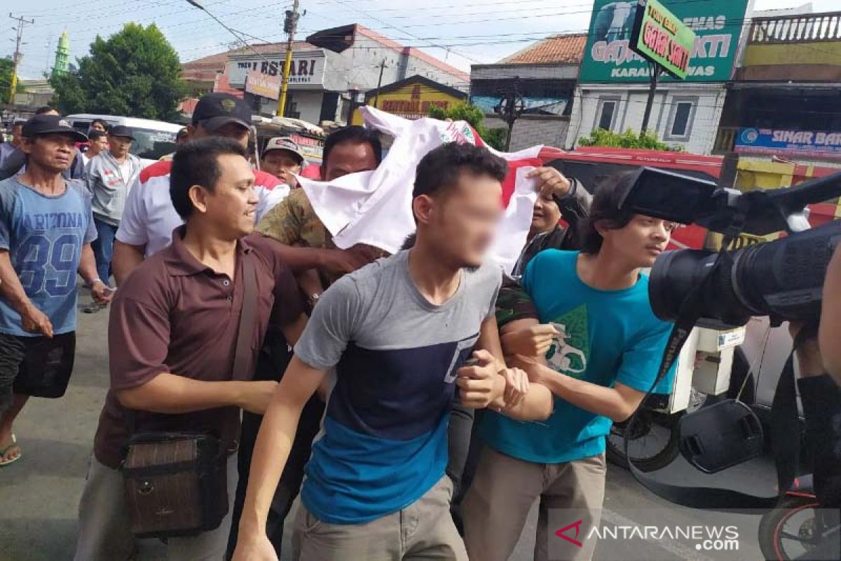 Mencuri di sejumlah kios, petugas keamanan Pasar Karanglewas ditangkap pedagang