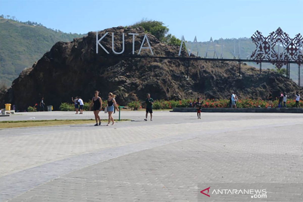 Kuta Mandalika tunjukkan pesona pasir dan tradisi Lombok Tengah