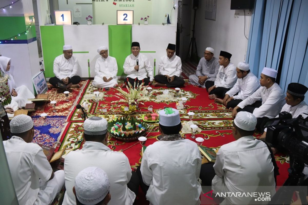 Sukseskan gerakan membaca Al Qur'an Bank Kalsel Syariah gelar khataman