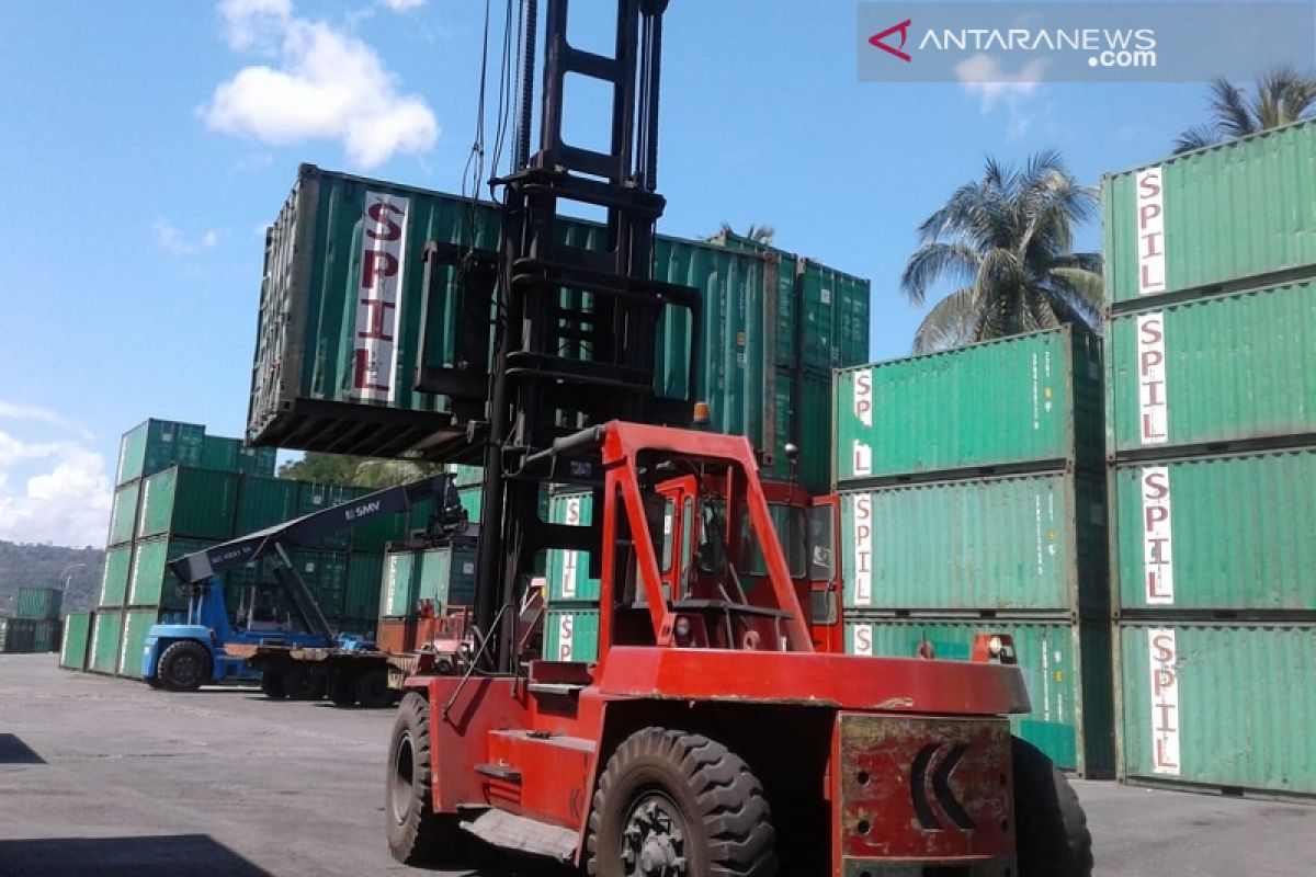 Aktivitas kontainer di pelabuhan  Baubau turun tipis