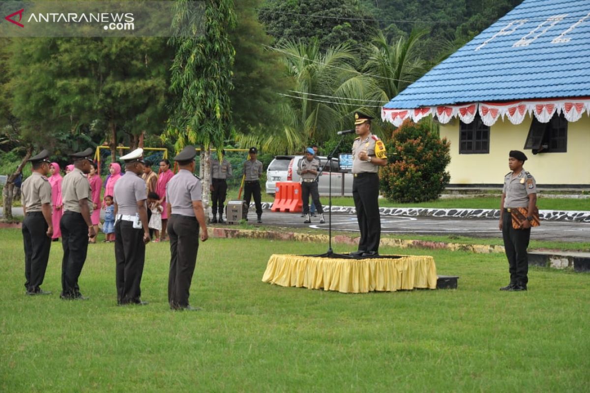 17 anggota Polres Wondama naik pangkat