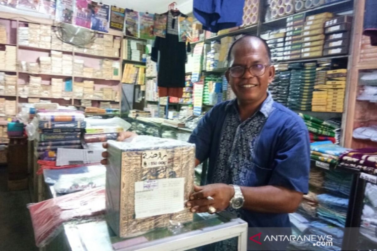 Warga Aceh di Medan wakafkan kitab kuning untuk santri kurang mampu