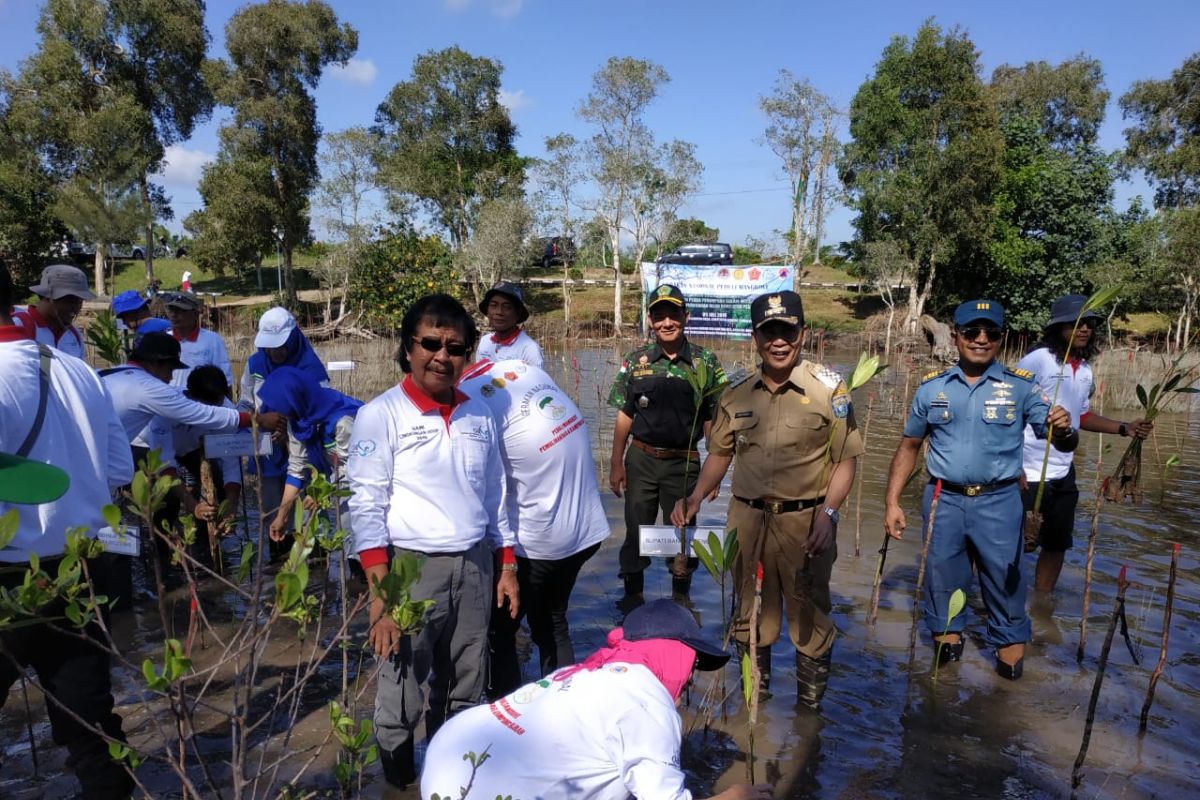 5.000 bibit mangrove ditanam di Pantai Terentang Kabupaten Bangka Tengah