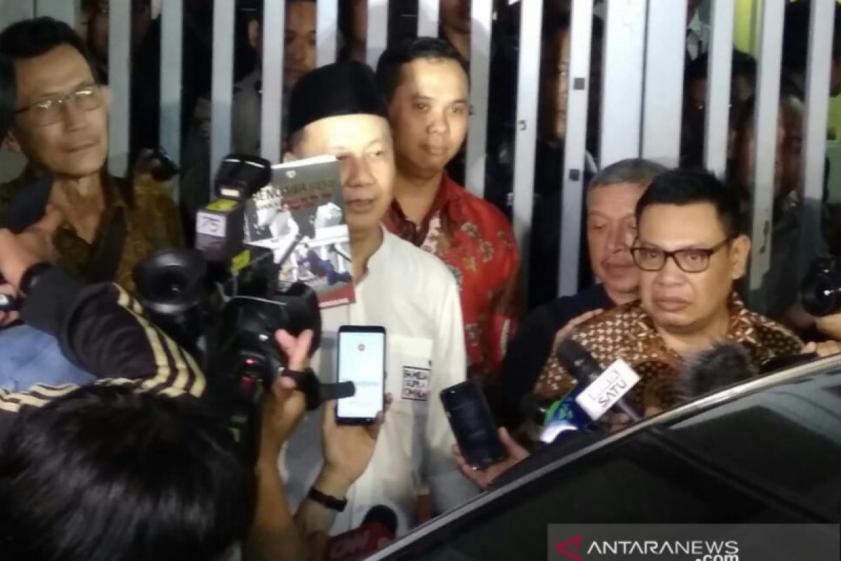 Syafruddin Temenggung sempat tunjukkan buku usai bebas