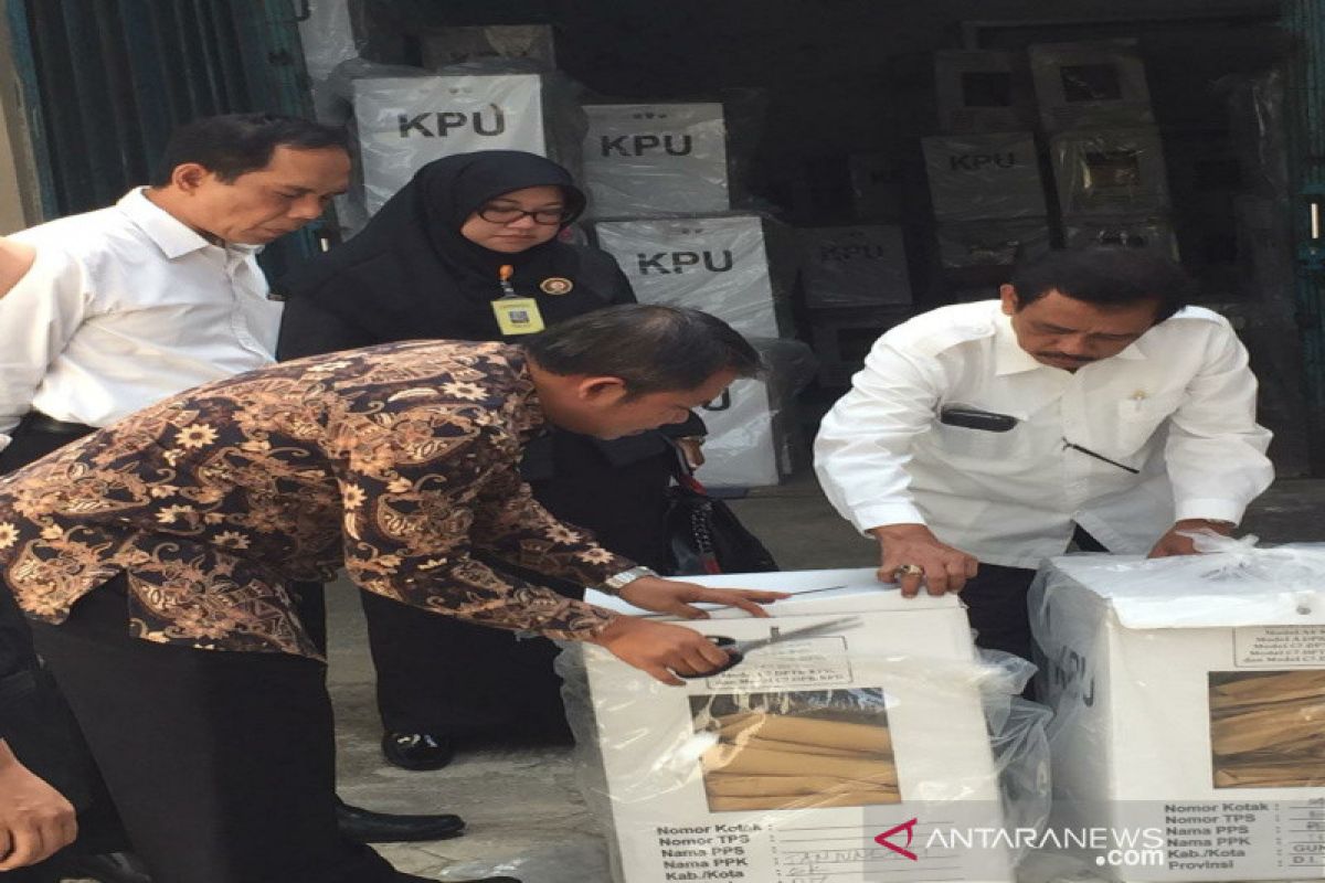 KPU Gunung Kidul membuka kotak suara berisi DPK