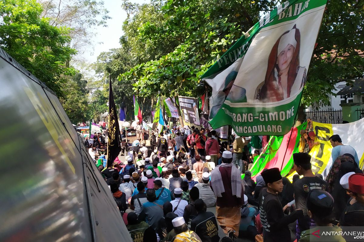 Massa padati lokasi sidang, kawal vonis Bahar Smith