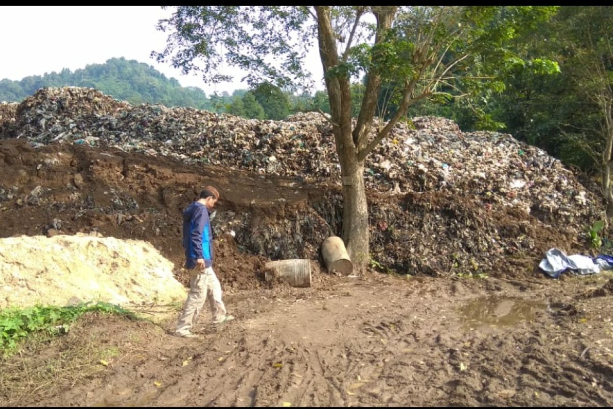 Akibat hujan, tumpukan sampah TPA Bakung alami longsor