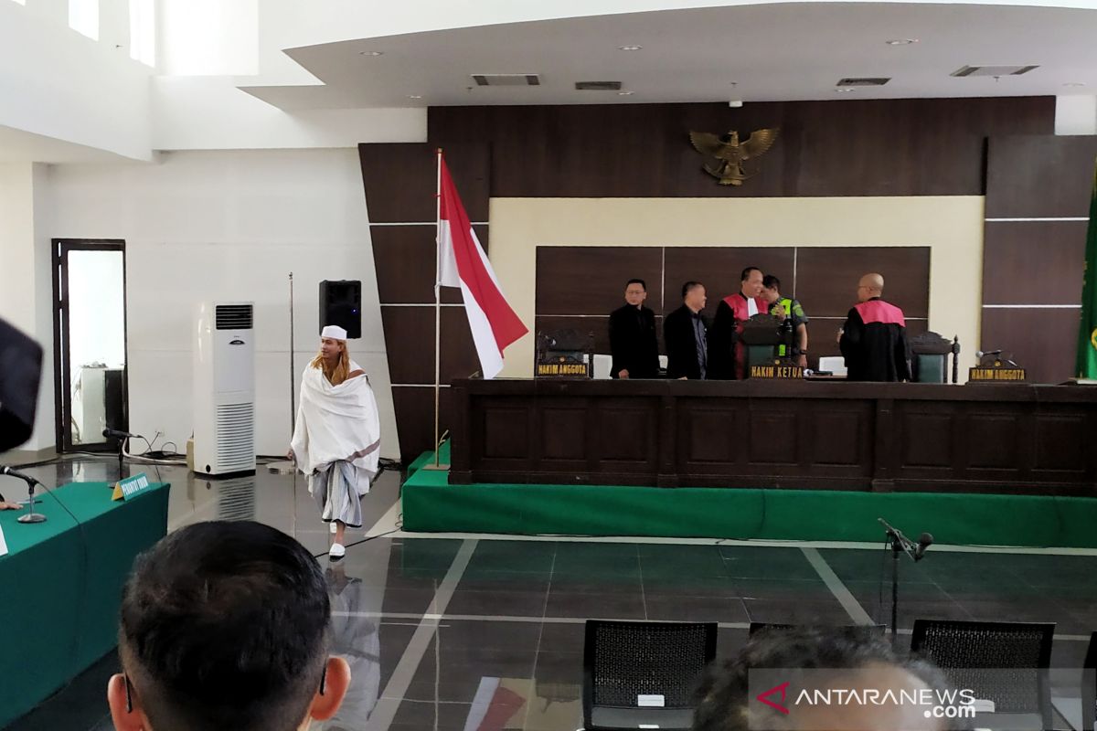 Bahar Smith cium Bendera Merah Putih usai divonis tiga tahun  penjara