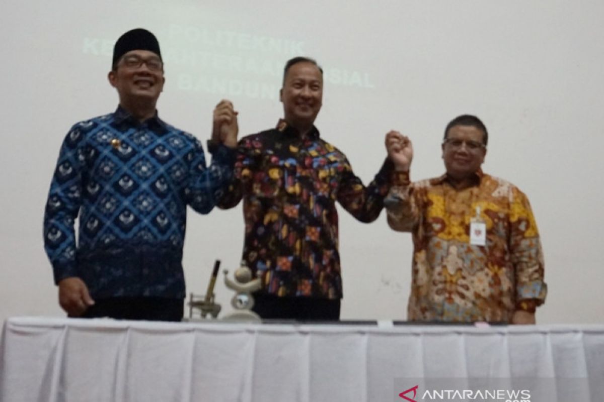 Ridwan Kamil banggakan program bahagia Jabar di depan Mensos