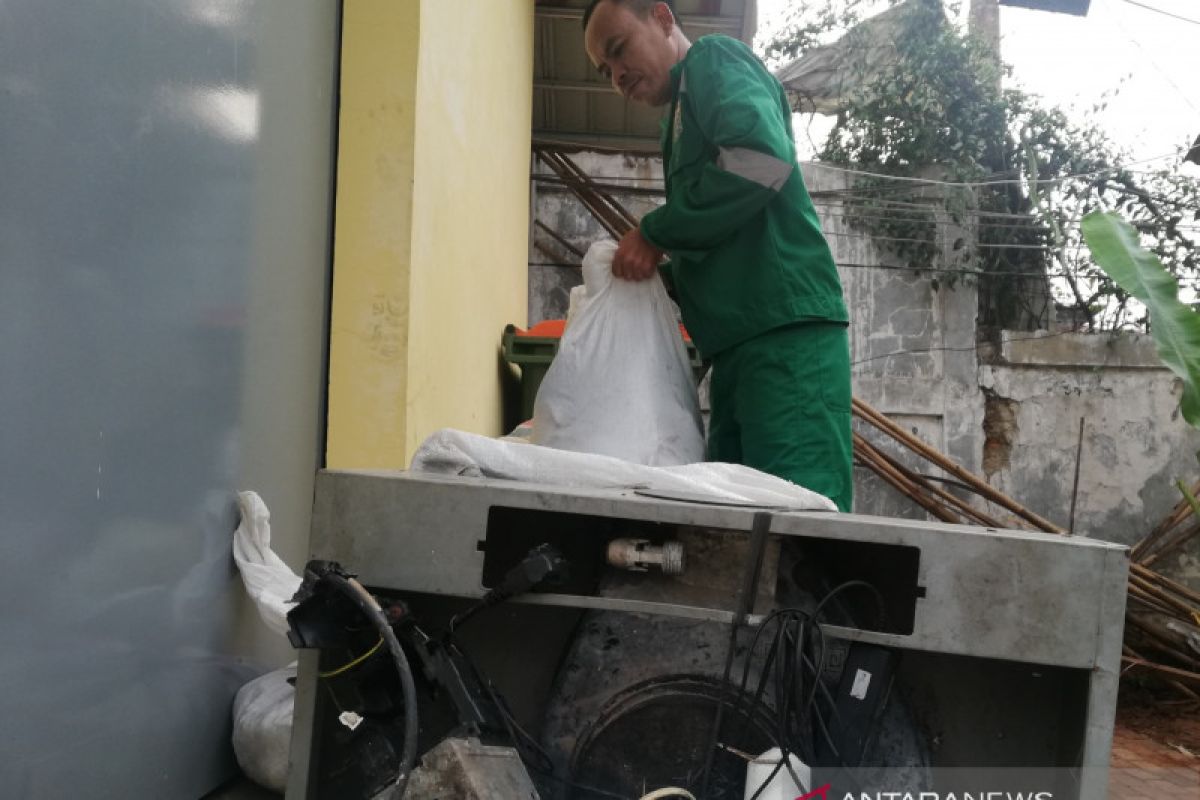 10 halte Transjakarta sediakan kotak sampah limbah elektronik