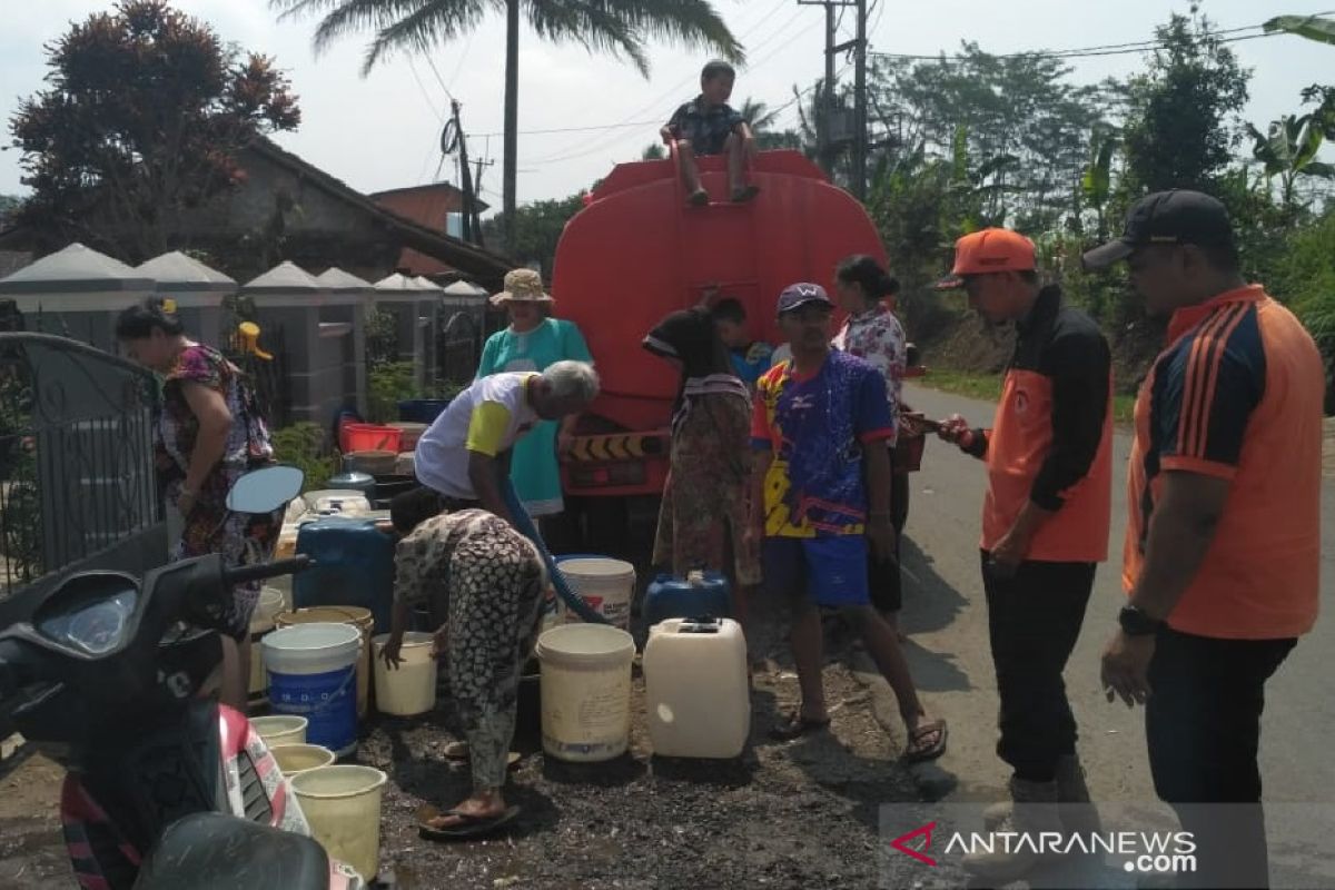 BPBD Sukabumi mulai salurkan air bersih ke sejumlah lokasi kekeringan
