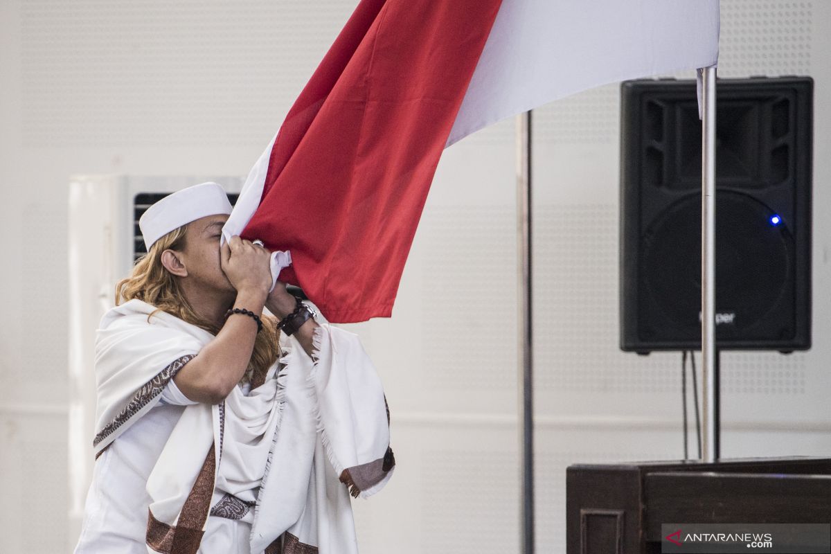 Bahar Smith cium Bendera Merah Putih usai divonis tiga tahun penjara