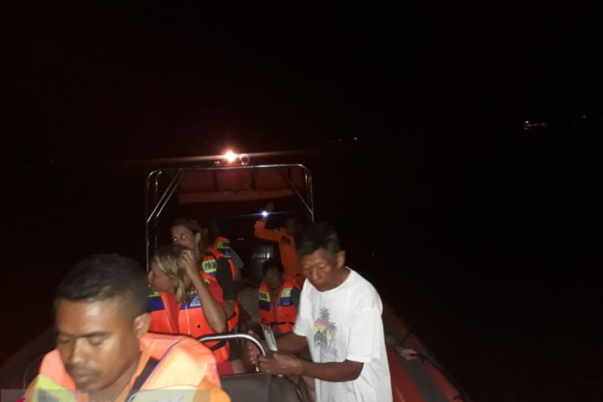 Basarnas selamatkan lima wisatawan korban kapal tenggelam