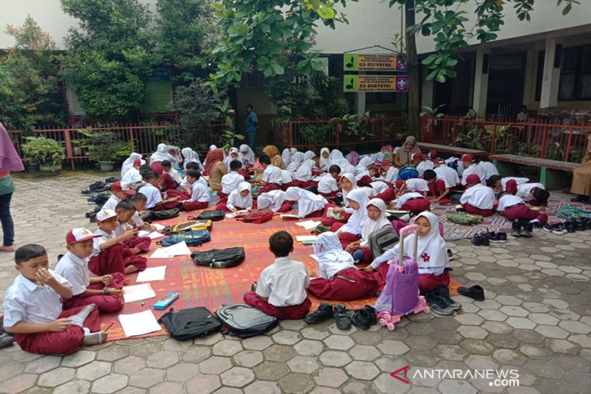 Siswa SDN 01 Pekanbaru belajar di halaman karena kurang kelas